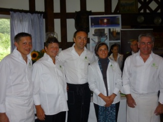 De g. à d. : Georges Flaig, François Paul, Pierre Weller, Lisbeth Strohmenger et Jacques Bruckmann lors de la création de l'association au restaurant Anthon.