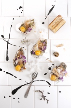la Salade d’huîtres dans sa coquille sur une idée de l’okonomyaki japonais avec l’œuf de caille de Sylvain Sendra photographiée par Carrie Solomon la Salade d’huîtres dans sa coquille sur une idée de l’okonomyaki japonais avec l’œuf de caille de Sylvain Sendra photographiée par Carrie Solomon