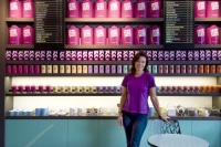 Devant la partie boutique, Françoise Derdérian qui a choisi les produits, conçu les packagings, créé l'identité de tea by Thé.