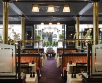 Chrome, bois et banquette perpétuent le style de la brasserie classique.