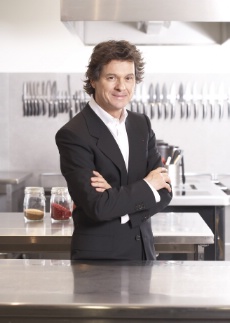 Guy Martin signe la carte de la Brasserie du Louvre.