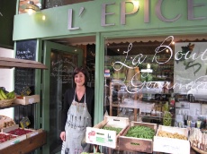 Carine Aribert, devant son épicerie