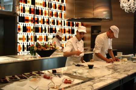Les pâtissiers de Pierre Hermé au restaurant de l'hôtel Royal Monceau, La Cuisine Les pâtissiers de Pierre Hermé au restaurant de l'hôtel Royal Monceau, La Cuisine