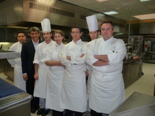 L'équipe cuisine autour du directeur Mauro Governato.