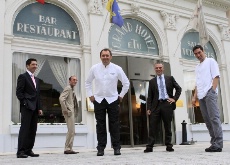 De gauche à droite : Jean-Jacques Reuil (sommelier), Fabien Aribert (directeur de l'établissement), Christophe Aribert (chef des cuisines), Laurent Cartier (directeur de salle), Loïc Chambaz (second de cuisine)