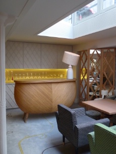 Un appartement cosy, avec moquette au logo Thoumieux, fauteuils en tissu et tables en bois réalisés par India Mahdavi. Tout pour le confort.