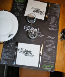 Un simple set en papier sur lequel est présenté la formule, le Bistro Régent va à l'essentiel.