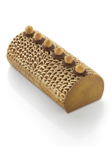 Bûche 'cousue main' de Jérôme Chaucesse, chef pâtissier du Crillon. Bûche 'cousue main' de Jérôme Chaucesse, chef pâtissier du Crillon.