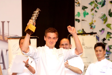 Christophe Renou brandit le trophée Charles Proust. Christophe Renou brandit le trophée Charles Proust.