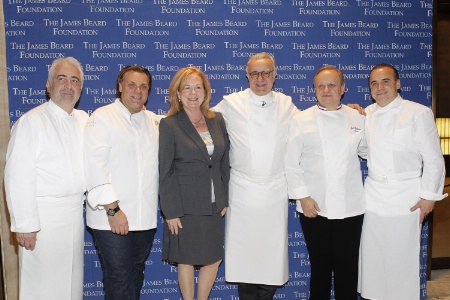 De g. à d. : Guy Savoy, François Payard, Susan Ungaro, le présidente de James Beard Foundation, Alain Ducasse, Joël Robuchon et Jean-Georges Vongerichten. De g. à d. : Guy Savoy, François Payard, Susan Ungaro, le présidente de James Beard Foundation, Alain Ducasse, Joël Robuchon et Jean-Georges Vongerichten.