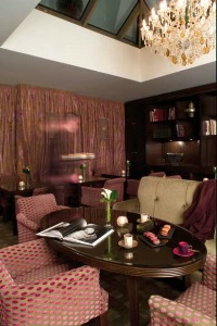Le Boudoir - salon de thé de l'hôtel Champs-Elysées Plaza. Le Boudoir - salon de thé de l'hôtel Champs-Elysées Plaza.