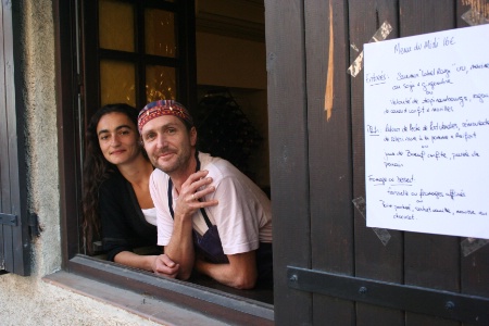 Ariane et Garry n'impriment jamais leur menu. Ils l'écrivent chaque semaine et le collent sur le volet. Ariane et Garry n'impriment jamais leur menu. Ils l'écrivent chaque semaine et le collent sur le volet.