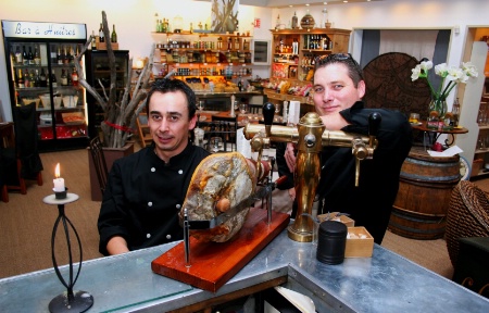 Salvy Gomez et Yann-Marie Bonnand ont créé un lieu où la cuisine met le vin en valeur. Salvy Gomez et Yann-Marie Bonnand ont créé un lieu où la cuisine met le vin en valeur.