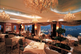 La salle du Petrus surplombe la baie de Hong-Kong