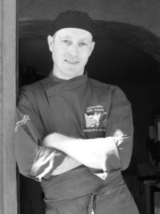 Siôn Evans a ouvert son premier restaurant en Savoie, La Fresque, en 2004. Siôn Evans a ouvert son premier restaurant en Savoie, La Fresque, en 2004.