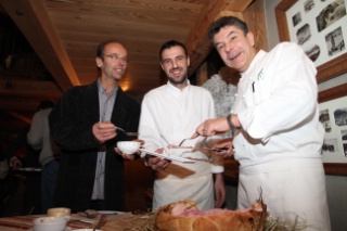 De gauche à droite, les trois hommes sans lesquels l'Atelier Edmond, adresse connue des gastronomes de  Val d'Isère, n'aurait pas pu renaître : Jacques Leprivey, Benoît Vidal et Régis Marcon.