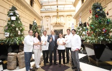 Olivier Falchi (à gauche), devant les arbres de Noël du Sofitel Buenos Aires Arroyo.