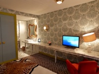 Les chambres se démarquent par leur chic très parisien et l’omniprésence d’objets high tech : iPad, iHome, écran LED…