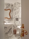 Pour ne rien gâcher, les chambres disposent de sublimes salles de bains en marbre et de poignées de portes dessinées en exclusivité.