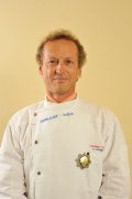 Antoine Schaefers, professeur à l'Ecole Ferrandi, il a été détaché pour enseigner à Tokyo au French Food Culture Center pendant 15 ans.