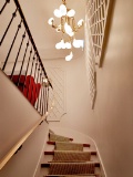 L'escalier permet d'accéder depuis la rue au bar Elodie, prolongement de la table gastronomique de Jean-François Piège.