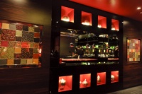 Le nouvel Atelier reprend le code couleur de son prédécesseur parisien : noir avec une touche de rouge.