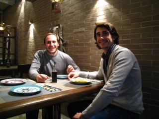 Benoît Guilbeau (à gauche) et Mikaël Petrossian (à droite) sont à l'origine de cette cantine hongkongaise décalée.