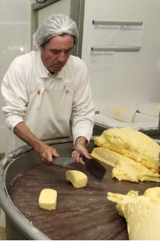 Barattage à la main, salage au sel fin, puis façonnage à la palette en buis : Jean-Yves Bordier est aujourd’hui l’un des derniers à travailler son beurre de manière artisanale.