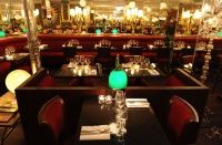 Moulures au plafond, longues banquettes de velours rouge et murs de miroirs ont métamorphosé Thoumieux : l’esprit brasserie est conservé et dépoussiéré.
