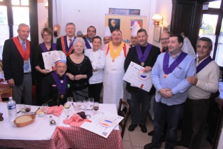 Le président du Club Prosper Montagné, André Fournet a remis le cordon de président de la région Nord-Pas-de-Calais à Pierrot de Lille.