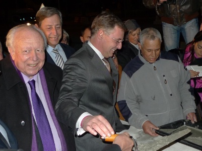 Jean-Claude Gaudin (à gauche), sénateur maire de Marseille, et Jean-Philippe Mouton (au centre), p.-d.g. de Hammerson France, lors de la pose de la première pierre du centre commercial. Jean-Claude Gaudin (à gauche), sénateur maire de Marseille, et Jean-Philippe Mouton (au centre), p.-d.g. de Hammerson France, lors de la pose de la première pierre du centre commercial.