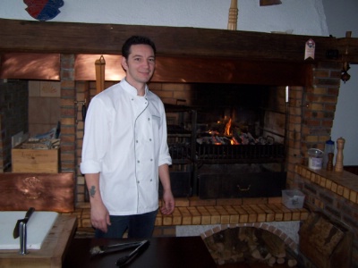 Jean-Philippe Cousin devant son gril. Jean-Philippe Cousin devant son gril.