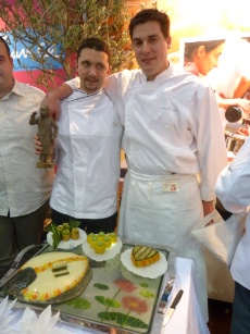 Pierre Koch (à gauche), vainqueur de la 1re édition du Trophée de cuisine Bernard Loiseau, remet son trophée à Romain Rivier (à droite).