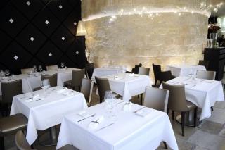 La salle du restaurant Un Dimanche à Paris, avec une partie de la tour Philippe Auguste. La salle du restaurant Un Dimanche à Paris, avec une partie de la tour Philippe Auguste.