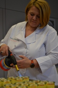 Les fameuses crèmes brûlées de Léa Linster sont du voyage... Sans oublier ses madeleines ! Les fameuses crèmes brûlées de Léa Linster sont du voyage... Sans oublier ses madeleines !