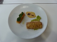 Le plat du vainqueur : Dos de cabillaud en écailles de pommes de terre, sauce Noilly et sa barre de légumes safranés.