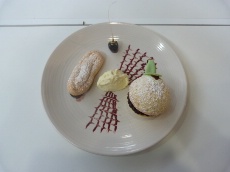 Son dessert : Douceur citron-chocolat blanc en sphère de biscuit à la cuiller.