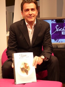 Yannick Alleno avec Yam en mains, pour un lancement au Sirha. Yannick Alleno avec Yam en mains, pour un lancement au Sirha.