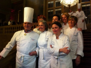 De gauche à droite : Paul Bocuse, Nadia Santini, Anne-Sophie Pic. Au 2e plan : Annie Féolde, Carme Ruscadella, Léa Linster, Luisa Valazza.