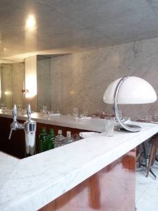 Le bar central, pièce maîtresse du Dauphin.