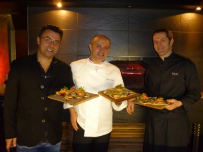 Emmanuel et Olivier Nasti, accompagnés d'Eric Girardin, posent avec la Flammée mignon de porc bardé, lard paysan fumé, carottes glacées, miel et anis vert et son jus corsé créée par le chef de la Casserole Emmanuel et Olivier Nasti, accompagnés d'Eric Girardin, posent avec la Flammée mignon de porc bardé, lard paysan fumé, carottes glacées, miel et anis vert et son jus corsé créée par le chef de la Casserole