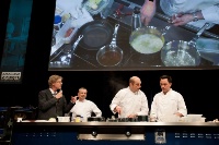 En ouverture du festival, le critique culinaire Sébastien Demorand (à gauche) anime le set normand proposé par le trio de chefs créatifs composé de Philippe Hardy, Jean-Luc Tartarin et Valentin Vabre.