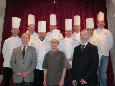 Premier plan : Pierre Traversac (président Grandes Etapes Françaises), Benoît Tessier (Le Prieuré), Rémi Besozzi (directeur du château de Gilly). Richard Prouteau (château d'Artigny), Olivier Hubert (château d'Esclimont), Guillaume Dallay (Le Choiseul), Régis Guilpain (Le Domaine de Beauvois), Guillaume Hannauer (château d'Isenbourg), Yannick Mattern (château de l'Ile), Eric Manent (château de Divonne), Jean-Alain Poitevin (château de Gilly). Premier plan : Pierre Traversac (président Grandes Etapes Françaises), Benoît Tessier (Le Prieuré), Rémi Besozzi (directeur du château de Gilly). Richard Prouteau (château d'Artigny), Olivier Hubert (château d'Esclimont), Guillaume Dallay (Le Choiseul), Régis Guilpain (Le Domaine de Beauvois), Guillaume Hannauer (château d'Isenbourg), Yannick Mattern (château de l'Ile), Eric Manent (château de Divonne), Jean-Alain Poitevin (château de Gilly).