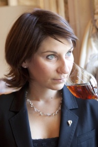 Estelle Touzet, chef sommelier au Meurice à Paris : “Un chef sommelier doit être très observateur, afin d’avoir une vision globale de la salle et agir rapidement.” Estelle Touzet, chef sommelier au Meurice à Paris : “Un chef sommelier doit être très observateur, afin d’avoir une vision globale de la salle et agir rapidement.”