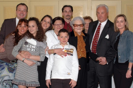 Une nombreuse famille pour célébrer le centenaire d’une cuisinière doublement étoilée par le guide 'Michelin' pendant un quart de siècle. Une nombreuse famille pour célébrer le centenaire d’une cuisinière doublement étoilée par le guide 'Michelin' pendant un quart de siècle.