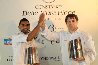 Mungur Harrish, chef de partie au Constance Belle Mare Plage de l’Ile Maurice et son coach, Serge Vieira, Bocuse d'or 2005, installé aujourd'hui à Chaudes-Aigues.