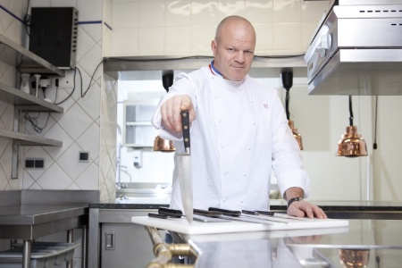 Philippe Etchebest : « Je propose des choses à leur portée et pour améliorer leur façon de travailler, créer un esprit d’équipe.' Philippe Etchebest : « Je propose des choses à leur portée et pour améliorer leur façon de travailler, créer un esprit d’équipe.'