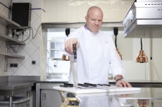 Philippe Etchebest a enregistré les deux premières émissions inspirées du programme lancé par Gordon Ramsay.