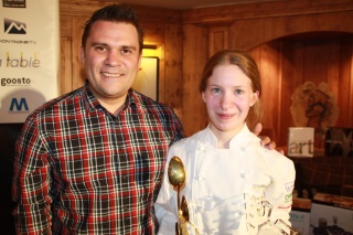 Déjà prix spécial Jean-Jacques Mathou 2009, Lucie Joudiou devient, à 21 ans, 1ere Cuillère d’Or 2011 en catégorie professionnelle. Ici à côté du responsable pédagogique de son école. Laurent Desvard Déjà prix spécial Jean-Jacques Mathou 2009, Lucie Joudiou devient, à 21 ans, 1ere Cuillère d’Or 2011 en catégorie professionnelle. Ici à côté du responsable pédagogique de son école. Laurent Desvard