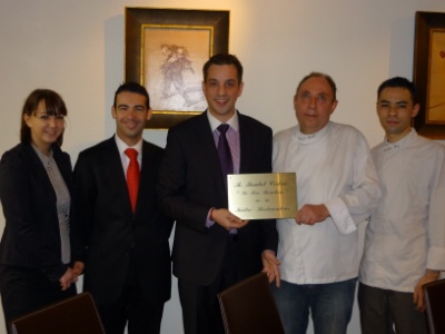 Cédric Moulot entouré de son équipe: la chef de rang Catherine Beck, le directeur associé Stéphane Wenz, le chef Jacques Becker et son second, Jonathan Nay Cédric Moulot entouré de son équipe: la chef de rang Catherine Beck, le directeur associé Stéphane Wenz, le chef Jacques Becker et son second, Jonathan Nay